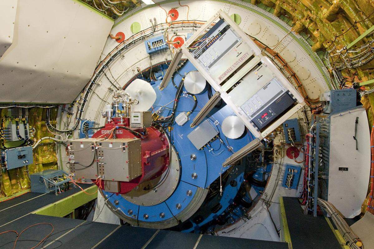 Am Teleskop ist eine Infrarotkamera der Cornell-Universität angeschlossen. Ihr Akronym FORCAST steht für "Faint Object Infrared Camera for the SOFIA Telescope".