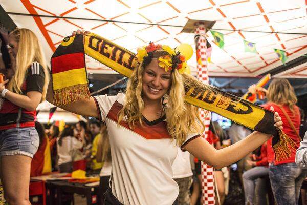 Auch an der Copacabana war alles fest in der Hand der Fußballfans - der deutschen und der argentinischen. Doch am deutschen Fan-Treff "TOR!" direkt am Strand unweit des FIFA-Fanfestes an der Copacabana war alles nur Schwarz-Rot-Gold: Hunderte Fans feierten ausgelassen in den brasilianischen Abend hinein - bei reichlich Freibier.