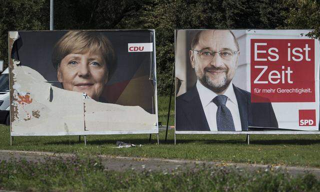 Wahlkampfpakate der CDU und der SPD.