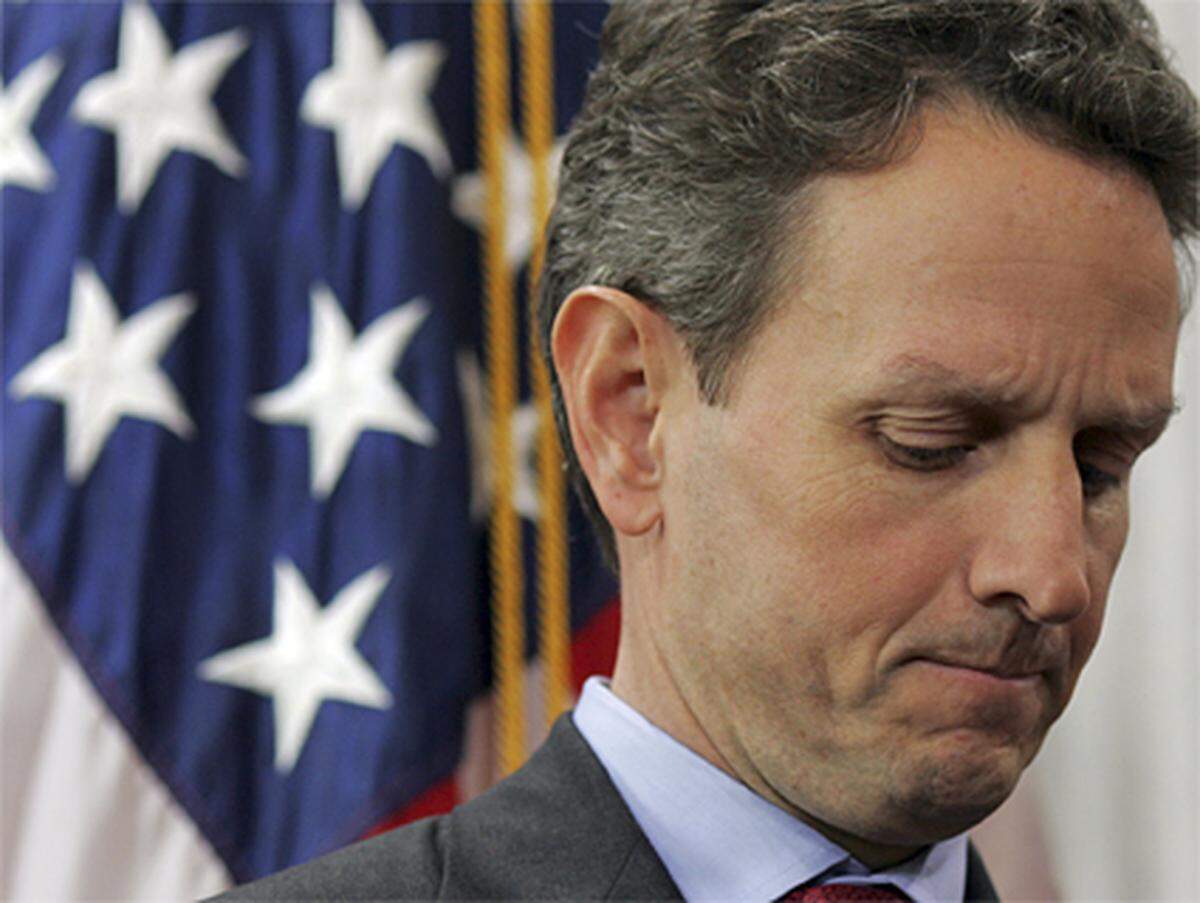 Geithner zappelte nervös umher und traute sich kaum, das Publikum anzusehen."In einem Moment, in dem sich Amerika nach Sicherheit sehnte, wirkte Geithner zwergenhaft im Vergleich zu den US-Flaggen hinter ihm", urteilte die "Neue Zürcher Zeitung", wenig schmeichelhaft.Die Folge: Noch während seiner Rede stürzte der Dow Jones-Index ab. Die Aktienkurse fielen an jenem Tag um fünf Prozent.