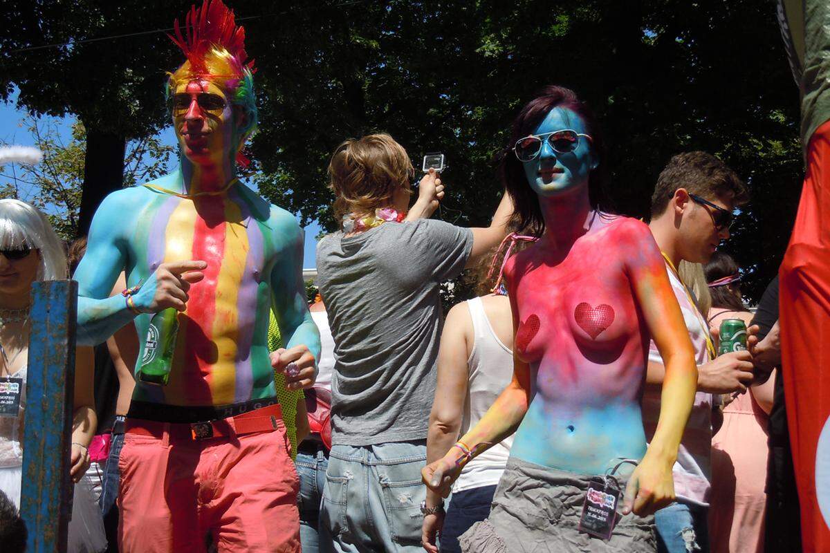 Bunter Protestzug in der Wiener City: Nach Angaben des Veranstalters lockte die 18. Regenbogenparade wieder weit mehr als 100.000 Menschen auf die Straße um gegen die Diskriminierung von Homosexuellen und Transgender-Personen zu demonstrieren.BILDER VON GÜNTER FELBERMAYER