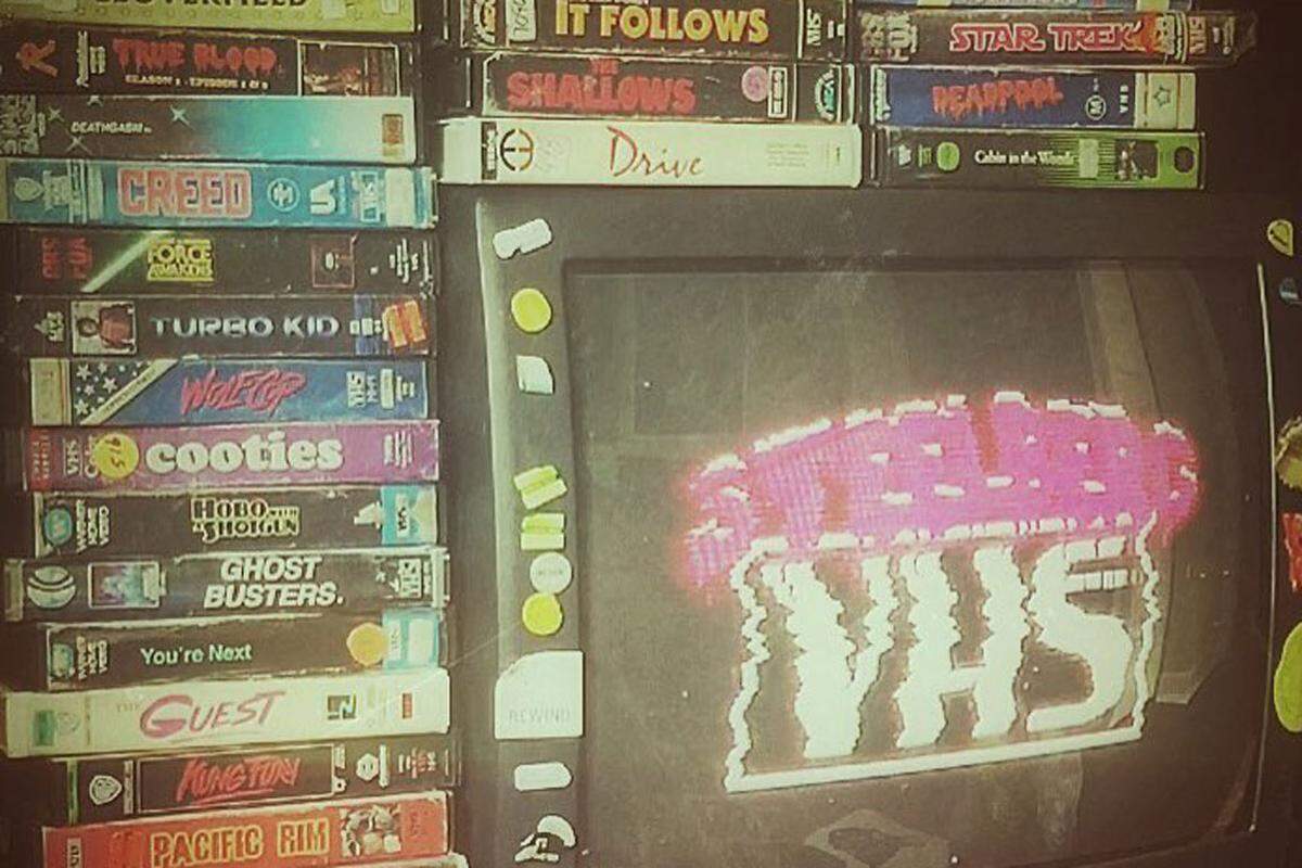 Die Generation 30+ kann sich wohl noch gut an das VHS-System erinnern. Der amerikanische Künstler Steelberg lässt die Videokassette wiederauferstehen ...