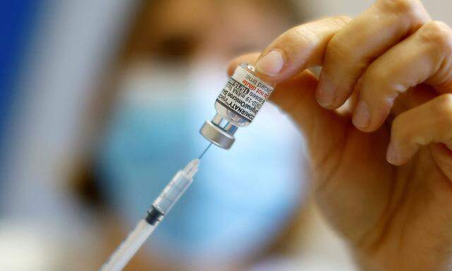 Ein in den letzten drei Jahren in dieser Art oft gezeigtes Bild: Aufziehen einer Spritze mit der Covid-Impfung.