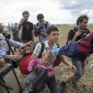 Die ungarische Polizei stoppt fliehende Flüchtlinge.