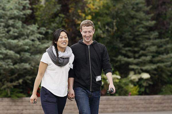 Priscilla Chan ist die Frau an Zuckerbergs Seite. Die beiden sind seit vielen Jahren ein Paar und haben kurz nach dem Börsegang von Facebook in kleinem Kreis geheiratet. Die Gäste wussten von der Hochzeit allerdings nichts. Sie dachten, sie seien zu Chans Studien-Abschlussfeier geladen. Die Öffentlichkeit erfuhr von der Trauung via Facbook. Zuckerberg hatte seinen Status auf "verheiratet" geändert.