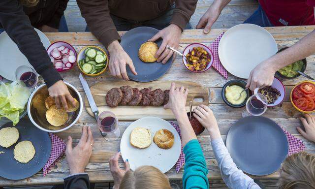 Am Familientisch: Im Idealfall sagen die Eltern, was gegessen wird, die Kinder, wie viel.