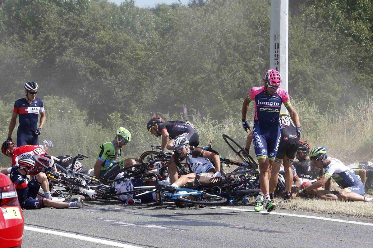 Mehr als 20 Fahrer waren in den Crash gut 55 Kilometer vor dem Ziel in Huy involviert.