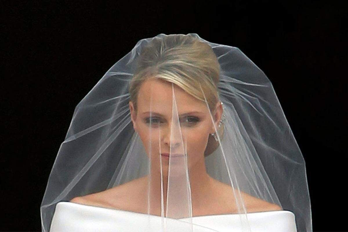 Wie bei jeder klassischen Trauung war auch bei der Monaco-Hochzeit das Erscheinen der Braut im Brautkleid einer der großen Momente. Charlenes Robe der Haute-Couture-Linie "Armani Prive" - aufwendig bestickt und mit langer Schleppe - in Zahlen: