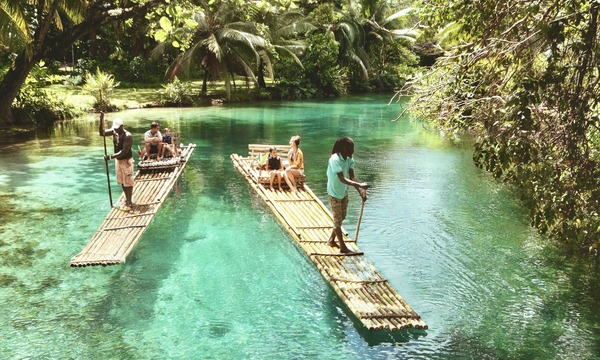 Jamaika aus der Bambusfloß-Perspektive: So mäandern Sie am schillernd grünen Rio Grande in entspannter Abgeschiedenheit durch den undurchdringlichen Urwald.