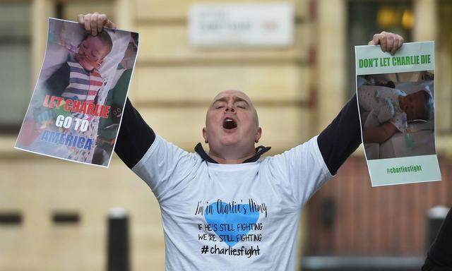 „Wenn er kämpft, dann kämpfen wir auch“, steht auf dem T-Shirt eines Demonstranten in London. Er fordert, dass Charlie Gard weiter leben darf.