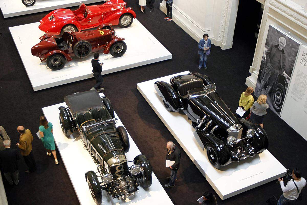Bentley "Blower" (1929, vorne links)Ettore Bugatti verspottete den Bentley als den "schnellsten Lkw der Welt". Ein massiver 4,5-Liter-Motor mit Kompressor sorgte für den Vortrieb. Die "Bentley Boys" nahmen mit dem "Blower" an zahlreichen Rennen teil. Der Wagen aus der Ralph Lauren Sammlung nahm drei Mal an den 24 Stunden von Le Mans teil. 1930 kam das Aus nach einem Kolbenschaden, 1932 landete Jean Trévoux am Steuer bereits nach einer Runde im Straßengraben, 1933 folgte der Ausritt in der 25. Runde.