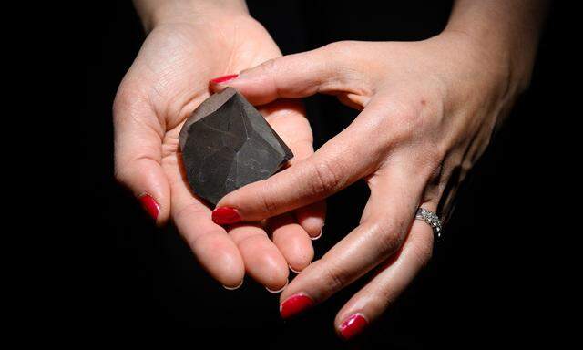 Der Carbonado-Stein "Enigma" wurde in Dubai ausgestellt und versteigert.