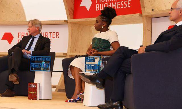 Juergen Boos (Direktor der Frankfurter Buchmesse), Chimamanda Ngozi Adichie (Autorin), Heinrich Riethmüller (Vorsteher des Börsenvereins des Deutschen Buchhandels) bei der Eröffnungspressekonferenz.