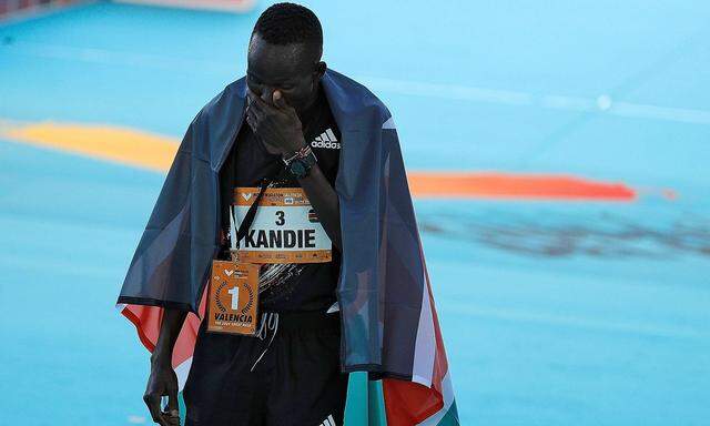 Kibiwott Kandie realisiert nach dem Zieleinlauf in Valencia seine Fabelzeit.