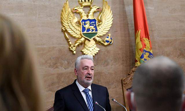  Die Regierung des Ministerpräsidenten Zdravko Krivokapic erhielt die Unterstützung von 41 Abgeordneten. 