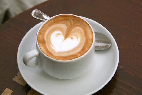 Der Kaffeehausbesuch mit einer Melange kostet um drei Prozent mehr. 10,4 Minuten gegen 10,1 Minuten müssen an Arbeitszeit erbracht werden.
