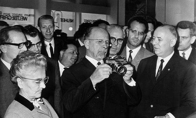 Walter Ulbricht - Politiker, SED, DDR - Staatsratsvorsitzender - (m, mit Kamera) bei einem Rundgangs auf Leipziger Herbstmesse