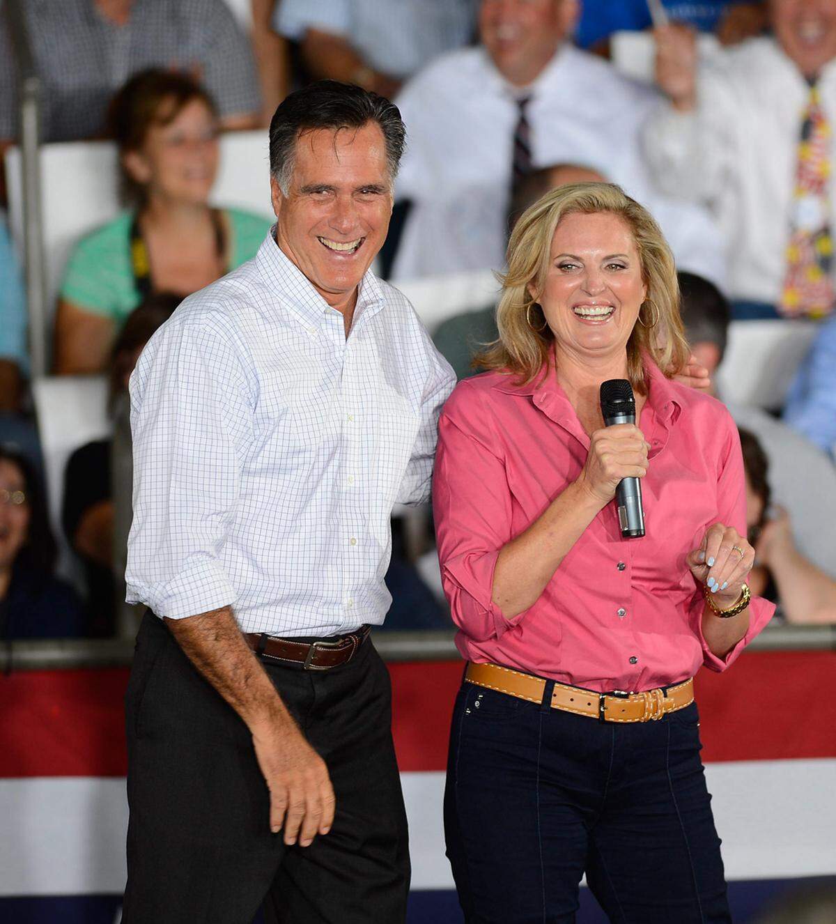 Während des gesamten Wahlkampfes waren die Pressebüros der Designer, die Ann Romney bei öffentlichen Auftritten trug, auffällig ruhig. Im Gegensatz dazu landeten Presseaussendung über Presseaussendung über Michelle Obamas Outfit im Posteingang der Moderedaktionen, wie Foxnews und Fashionista berichteten.