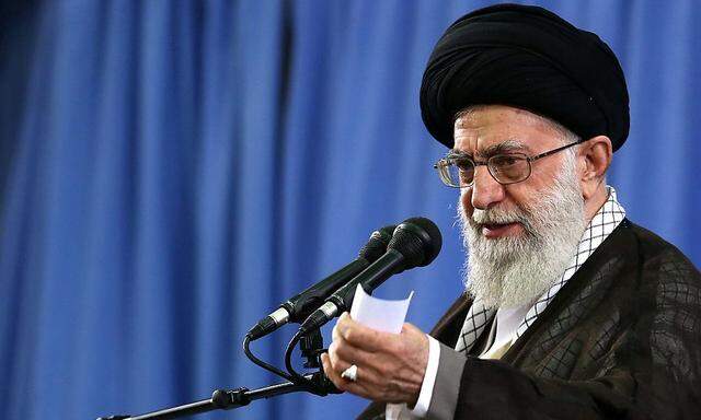 Ayatollah Khamenei kritisiert Saudi Arabien.