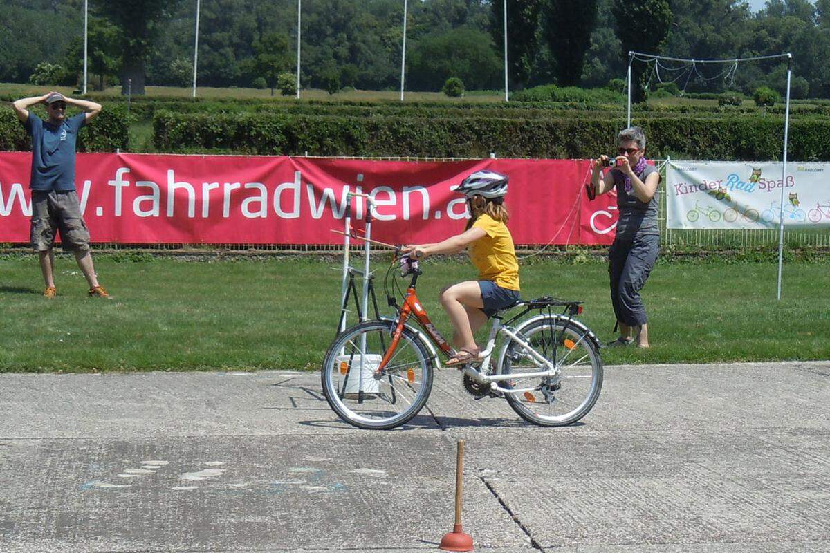 Damit dem Nachwuchs auf der Picknick-Decke nicht fad wurde, gab es Radspiele, Geschicklichkeitstraining und eine Bastelecke.