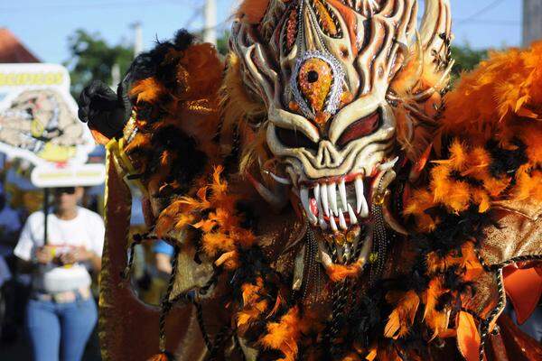 Weitaus kreativer, zumindest maskentechnisch, verläuft da der Karneval in La Vega in der Dominikanischen Republik.