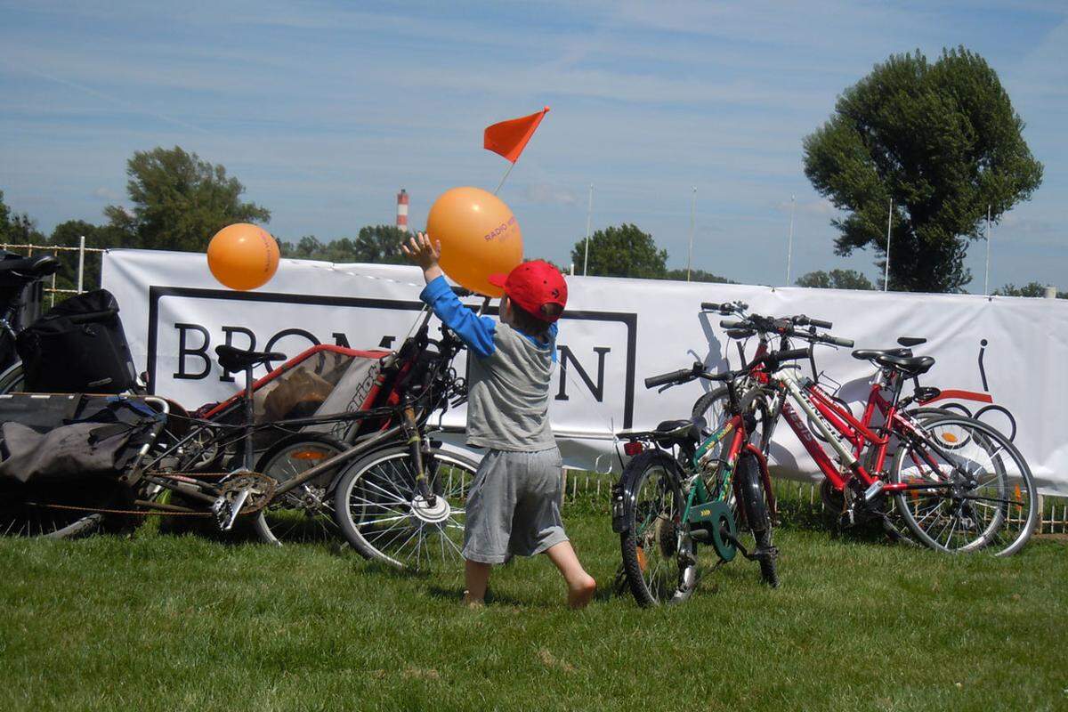 Sehr beliebt bei den kleinsten waren die verteilten orangen Luftballons, die nach und nach zerplatzten und dabei eine markante Geräuschkulisse über die Freudenau legten.