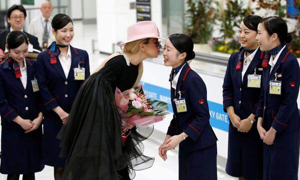 Es folgen die adretten Marine-Uniformen der Japan Airlines' Besatzung. Im Bild: Hier gab es ein Küsschen von Lady Gaga.