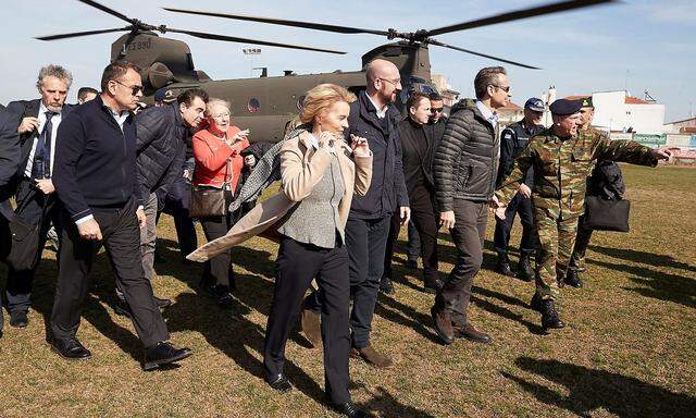 Der griechische Premier Mitsotakis, EU-Kommissionschefin von der Leyen und EU-Ratspräsident Michel und EU-Parlamentspräsident Sassoli nach ihrem Überflug der griechisch-türkischen Grenze.