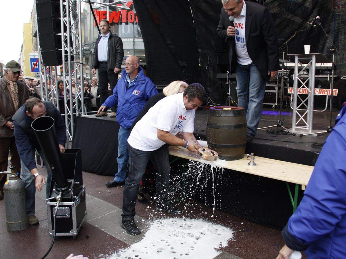 Indes eröffnet die FPÖ-Favoriten ihr "Oktoberfest" mit dem Anstich eines Bierfasses unter dem Motto "FPÖ-Freibier für alle". Der Anstich-Versuch misslingt und literweise Bier ergießen sich über den Platz des Viktor-Adler-Markts.