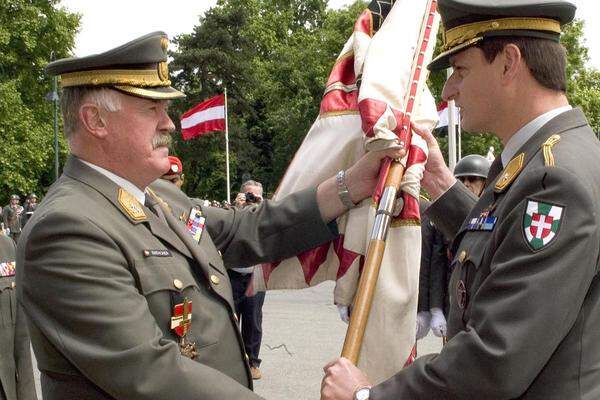 Seine Militärkarriere hat der verwitwete Vater zweier Kinder schon früh begonnen. Von 1972 bis 1974 absolvierte er die Militärakademie in Wiener Neustadt. Anschließend war er als Zugs- und Kompaniekommandant beim Jägerbataillon 21 in Kufstein eingesetzt.