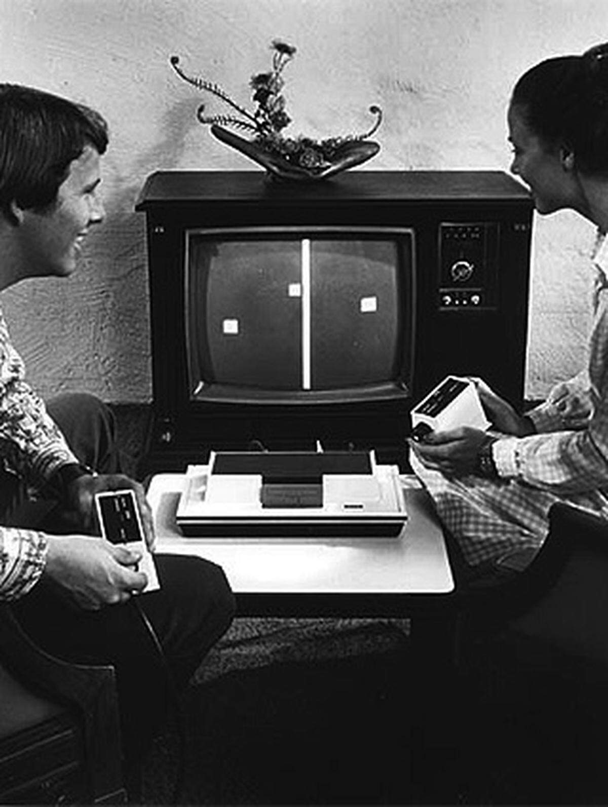 Im Jahr 1972 kam mit der "Magnavox Odyssey" die erste Spielkonsole der Welt auf den Markt. Sie verfügte weder über Arbeitsspeicher noch über einen Prozessor, sondern basierte auf analogen Schaltkreisen.  Da nur wenige weiße Punkte und Blöcke dargestellt werden konnten, musste bei einigen Spielen zuvor das Spielfeld in Form einer Plastikfolie auf dem Fernseher angebracht werden.  Außerdem war das Gerät als reines Mehrspielersystem konzipiert. Wegen des fehlenden Prozessors war es nicht möglich, gegen den Computer anzutreten.  Eines der erste Spiele war "Pong" (Bild).