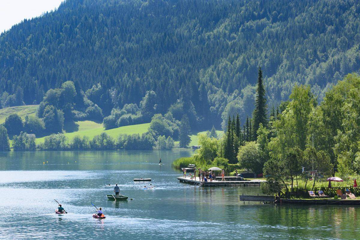 Der Weissensee in Kärnten ist vor allem für eine Aktivität bekannt: das Eislaufen. Im "Eislauf-Dorado der Alpen" findet jährlich das größte Eissportevent der Welt statt, die "Alternative holländische 11-Städte-Tour". Aber auch im Sommer lockt er als beliebter Badesee zahlreiche Besucher an. Lange muss man nicht überlegen, weshalb er gerne "Spielplatz der Natur" genannt wird.  