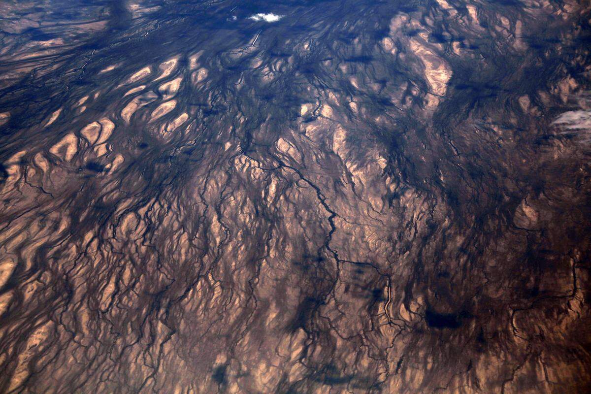 Aber nicht alle Gebiete sind trocken. In den hügeligeren Regionen der Tanami-Wüste durchziehen kleinere Flüsse die Felsen.