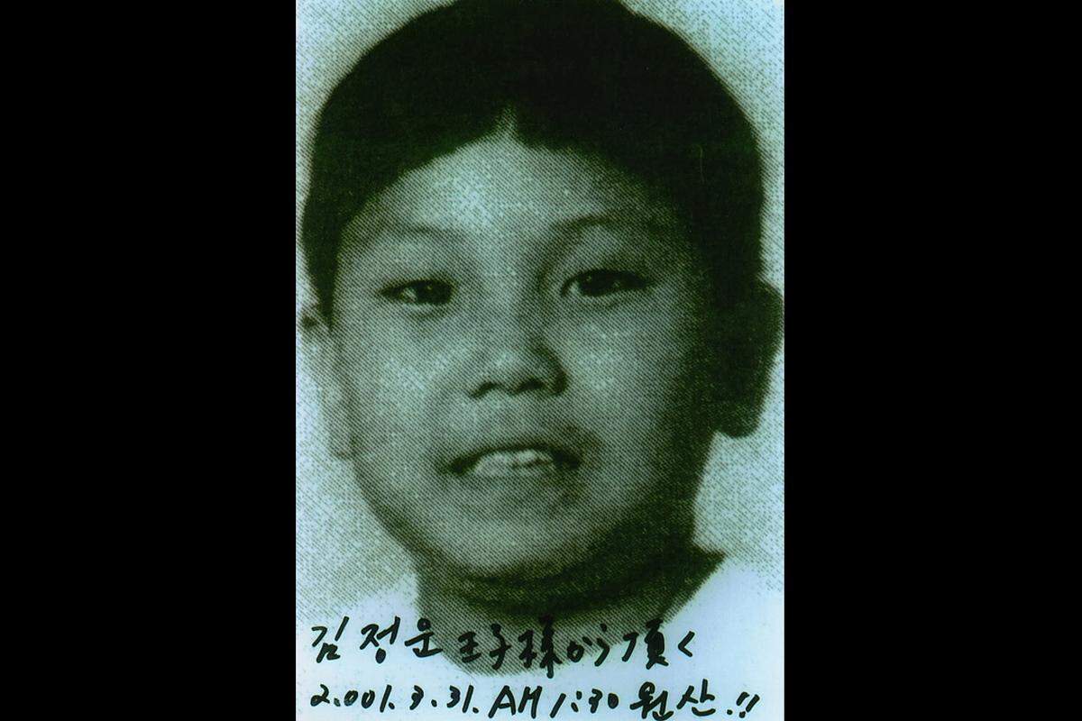 Die japanische Zeitung "Mainichi Shimbun" veröffentlichte im Juni 2009 ein zehn Jahre altes Foto. Angeblich handelte es sich um ein Klassenfoto einer Privatschule in Bern von 1999, das Kim Jong-un zeigt. Der junge Kim sei dort von 1996 bis 2001 unter falschem Namen als Sohn eines nordkoreanischen Botschaftsangehörigen angemeldet gewesen.
