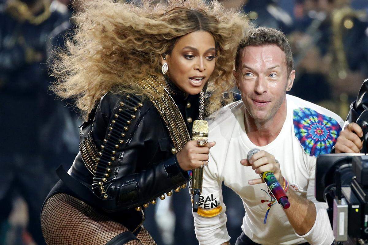 7. Februar. Zum 50. Superbowl, das Finale der US-amerikanischen American-Football-Profiliga National Football League(NFL), traten in der Halbzeit-Pause die US-Popsängerin Beyoncé und der Frontsänger der britischen Band Coldplay gemeinsam auf. Die Denver Broncos siegten über die Carolina Panthers.