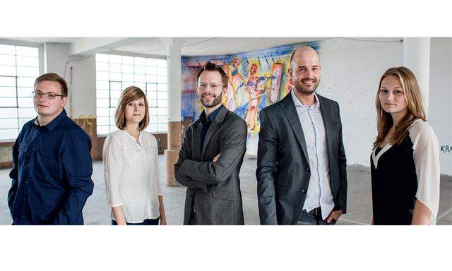 Bescheidenheit macht’s möglich: Florian Schmitz (3. v. l.) und Jan Filipzik (rechts neben ihm) machen mit einem Miniteam (Kim Tholl, Hannah Florian, Sophie Blasberg) die Zeitung „Talwaerts“.