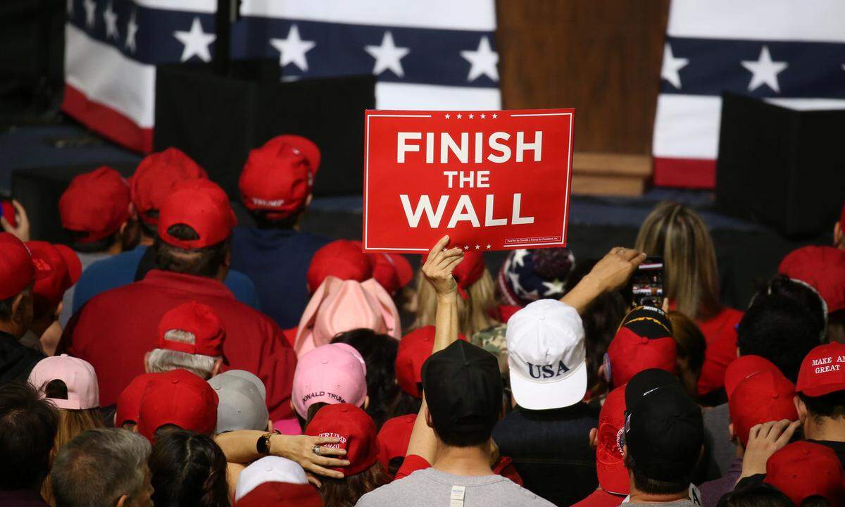Es sind zwei konkurrierende Ideen von Amerika. Bei Trump dominiert das Motto: "Finish the Wall!" Der Präsident selbst ruft in die Menge: "Die Demokraten wollen Sozialismus, offene Grenzen. Sie wollen Spätabtreibungen und sie wollen Verbrecher in unser Land lassen".