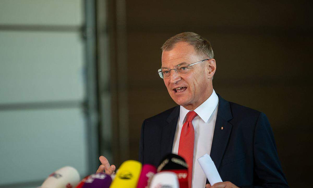 "Jetzt ist nicht die Zeit für Stadlfeste." Oberösterreichs Landeshauptmann Thomas Stelzer (ÖVP) hat wenig Sinn für den privaten Coronarausch.