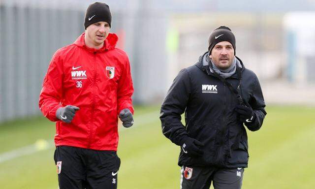 die Spieler laufen sich warm und drehen ihre Runden Martin Hinteregger 36 FC Augsburg Chef Trai