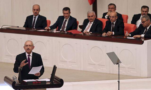 Kilicdaroglu (vorne ) kritisierte die Regierung am Putschjahrestag scharf. Premier Yildirm (sitzend hinten in der Mitte) spricht von einer "Nacht der Helden."