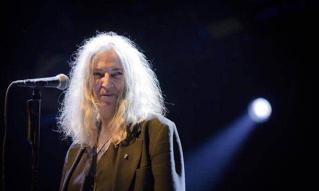 PATTI SMITH AND HER BAND PERFORM HORSES live beim Tollwood Festival M�nchen 13 07 2015