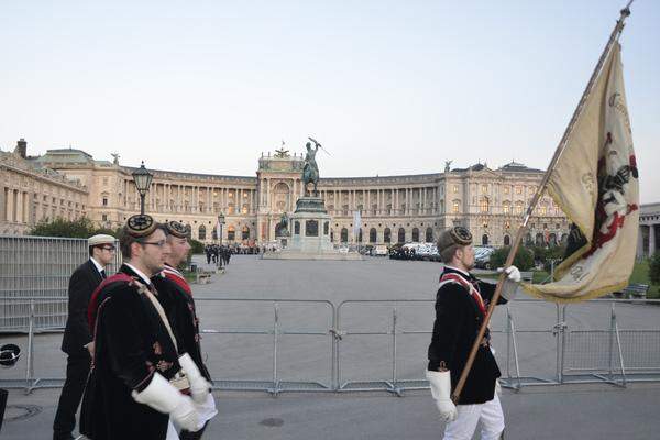 Kurz nach 20 Uhr steuerte der 8. Mai auf den Stein des Anstoßes zu. Die Teilnehmer des Totengedenkens unter Leitung der Grenzlandsmannschaft Cimbria marschierten am Heldenplatz ein. Im Hintergrund warteten die Demonstranten.