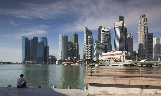 Wer nach Singapur einwandern will, braucht eine Top-Ausbildung, ein Spitzengehalt oder ein millionenschweres Vermögen. 