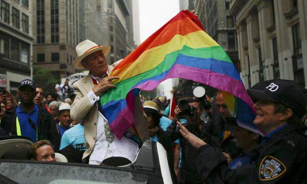 Auch kein Geheimnis ist, dass Sir Ian McKellen homosexuell ist. 1988 hatte er sich in einer Radiosendung der BBC geoutet. Der Schauspieler (Lord of the Rings, X-Men, Gods and Monsters) setzt sich seit Jahren für die Rechte von Lesben und Schwulen ein und nimmt regelmäßig an Regenbogenparaden (hier 2015 in New York) teil.