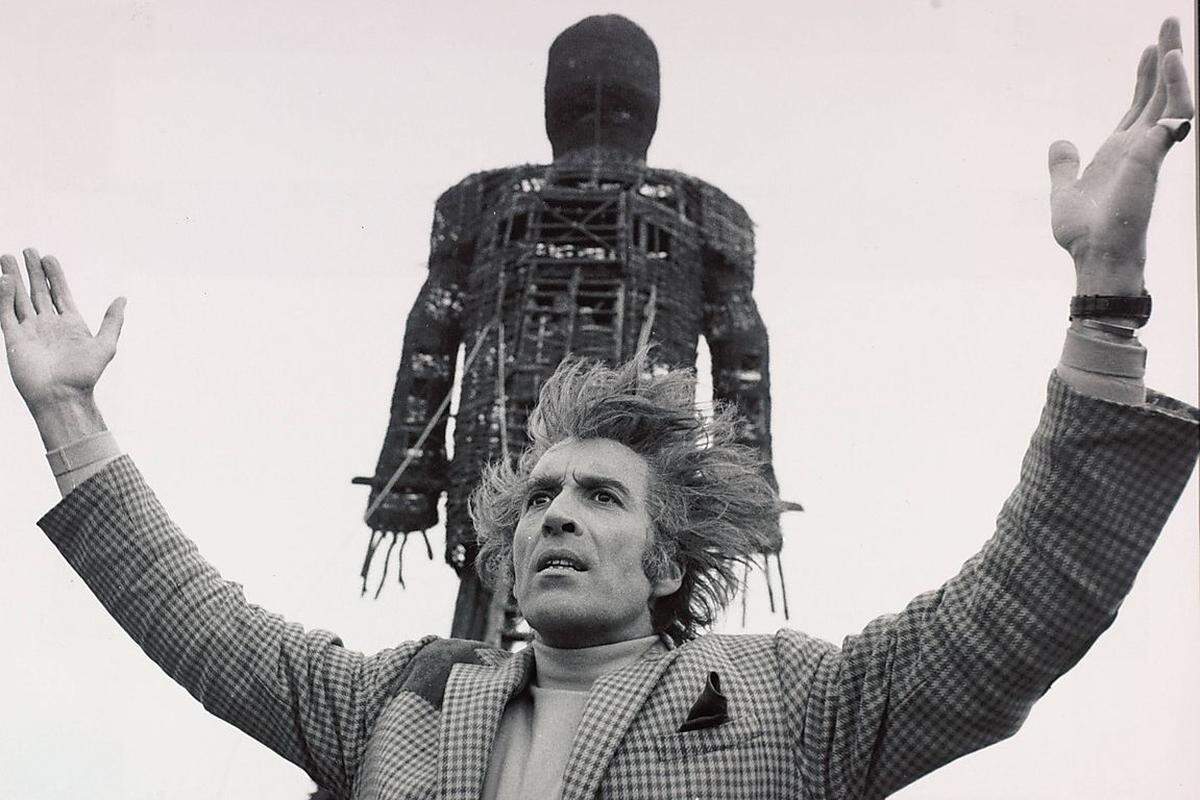 Im Kult-Horrorfilm "The Wicker Man" (1973) ist Lee als Lord Summerisle, Anführer eines seltsamen schottischen Inselvolks. "Es ist das beste Drehbuch, das ich je gelesen habe", sagte Lee.