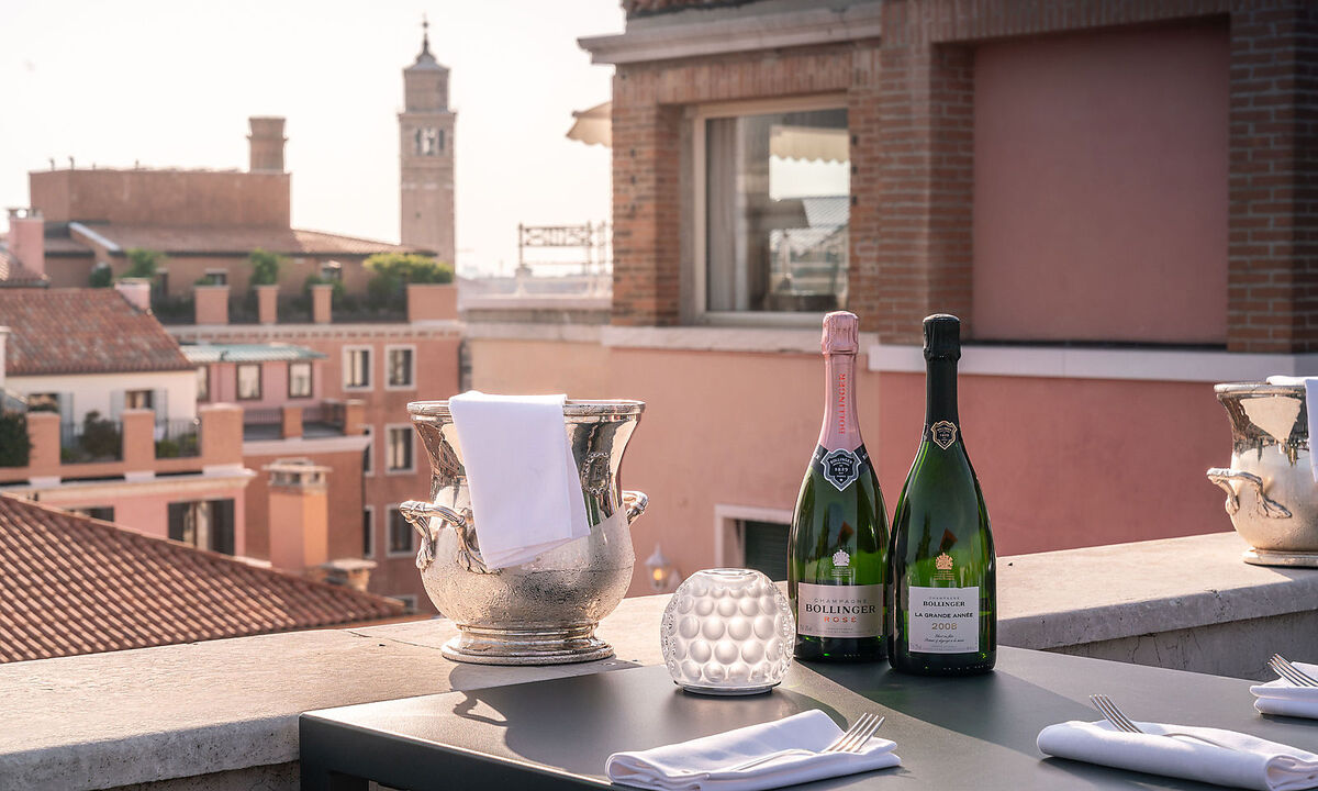 Sonnenuntergang mit einem Gläschen Bollinger auf der Dachterrasse des Bauer Palazzo, der höchsten Venedigs.