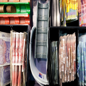 Bargeld ist schnell. Bei Überweisungen steigen die Banken jetzt aufs Gas.