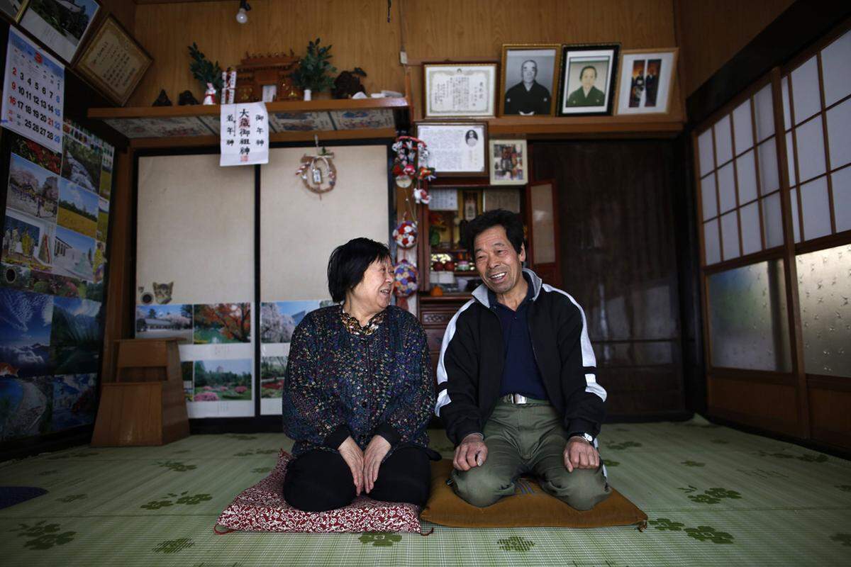 Toshio Koyama (72) und seine Frau Kimiko (69) gehören zu den ersten, die ihre Heimat wieder betreten durften.