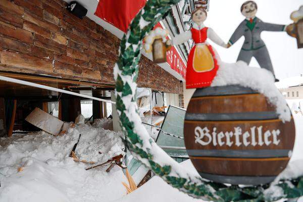 In Ramsau in der Steiermark wurde ein Hotel von einer Lawine erfasst.