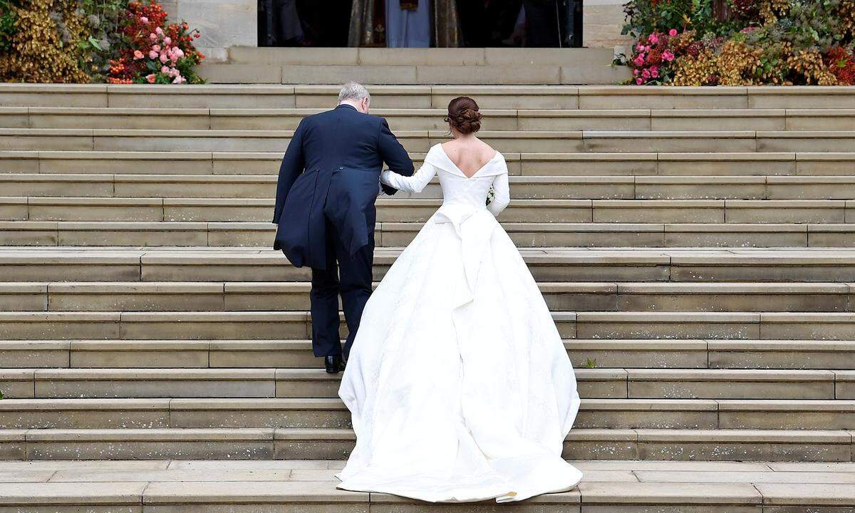 Prinzessin Eugenie, die Enkelin Queen Elizabeths, heiratete auf Windsor Castle Jack Brooksbank. An der Hand ihres Vaters, Prinz Andrew, schritt sie die Stufen zur St. George's Chapel hoch, wo bereits Meghan Markle und Prinz Harry am 19. Mai das Eheversprechen ablegten.